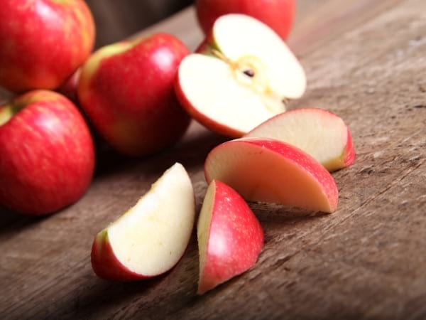 Manzanas rojas en una mesa de madera cortada