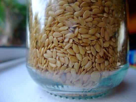 tarro de semillas de lino para hacer una cataplasma