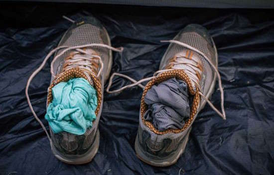 ¿Cómo secar los zapatos mojados rápidamente al acampar?