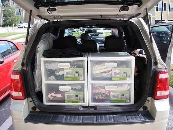 Caja de almacenamiento para ropa en el coche.