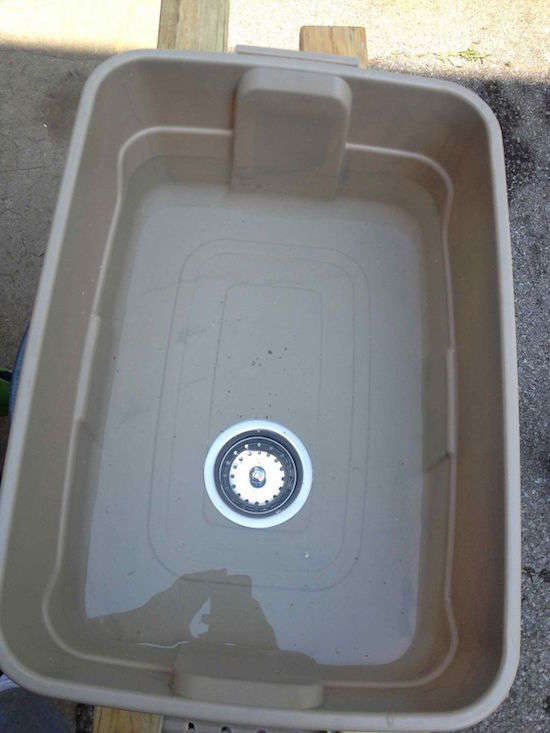 Para lavar los platos fácilmente al acampar, puede colocar un desagüe en el fondo de una tina de mampostería.