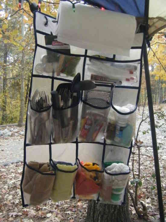 ¿Sabía que un simple zapatero montado en la pared puede ayudarlo a mantenerse organizado cuando acampa?