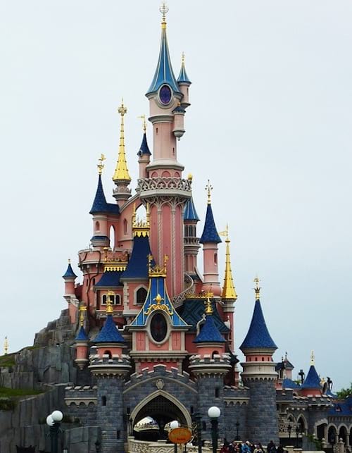 Castillo de Disneyland rosa y azul