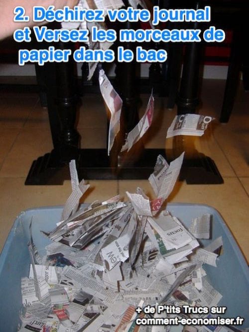 Rompe el periódico y vierte los trozos de papel en la papelera.