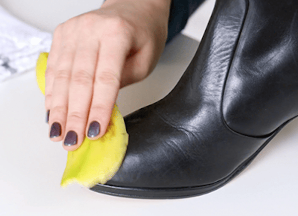 lustrar zapatos con cáscara de plátano