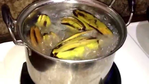 bananenschil in kokende pan