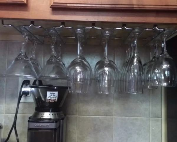 Un soporte de vidrio colgante para guardar vasos con tallo.