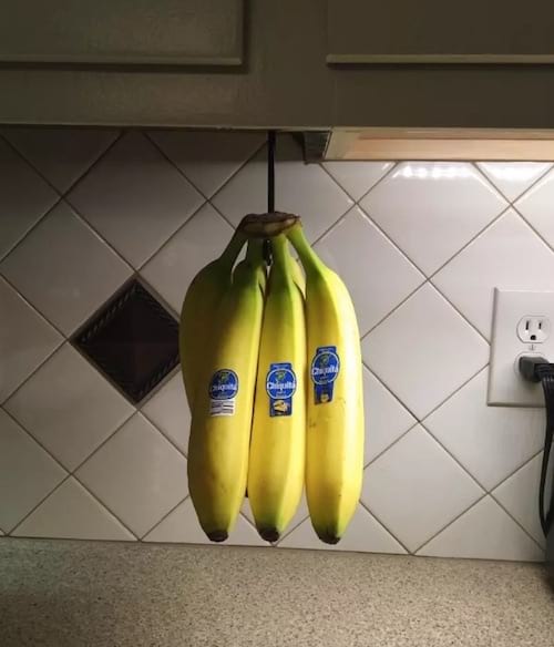 Un gancho instalado debajo del armario para poner plátanos.