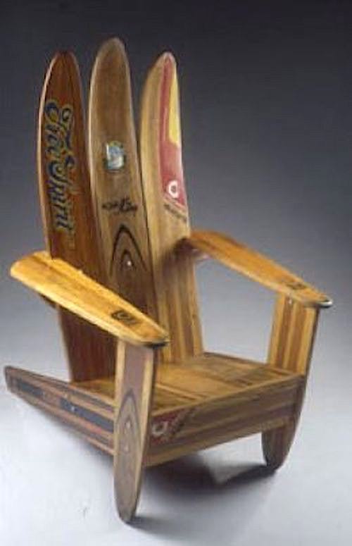 लकड़ी की कुर्सी में पुनर्नवीनीकरण पानी स्की