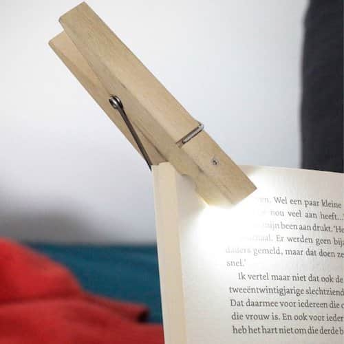 Una pinça de roba per subjectar les pàgines del llibre