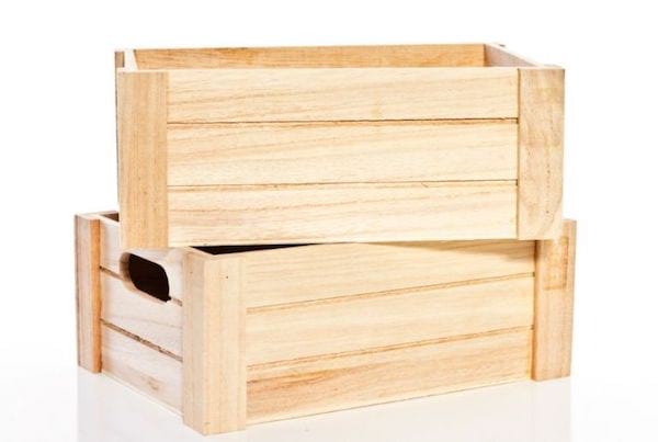Dos cajas de madera apiladas