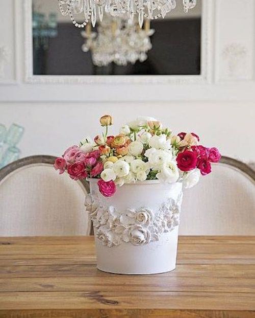 En hvid vase forvandlet som dekoration til en urtepotte