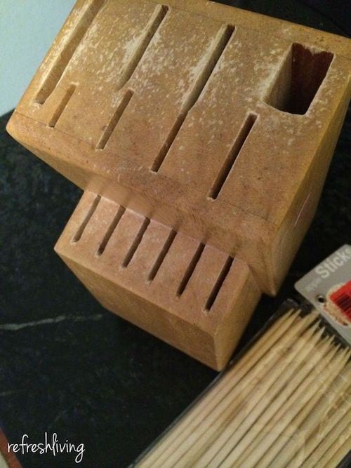 Un bloque de madera para cuchillos