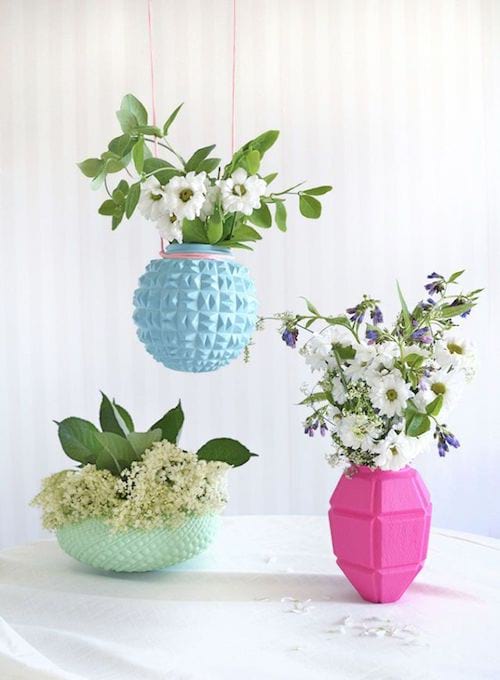 Flere forskelligt malet vase hængende eller stillet på et bord