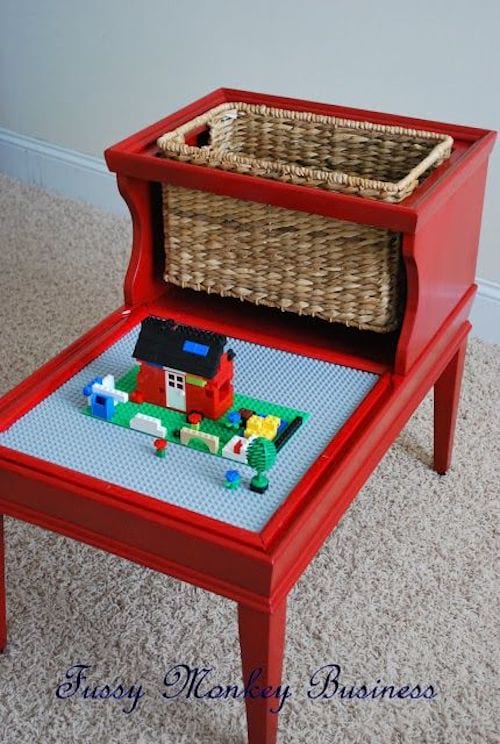 Bord i to niveauer omdannet til en platform til lego