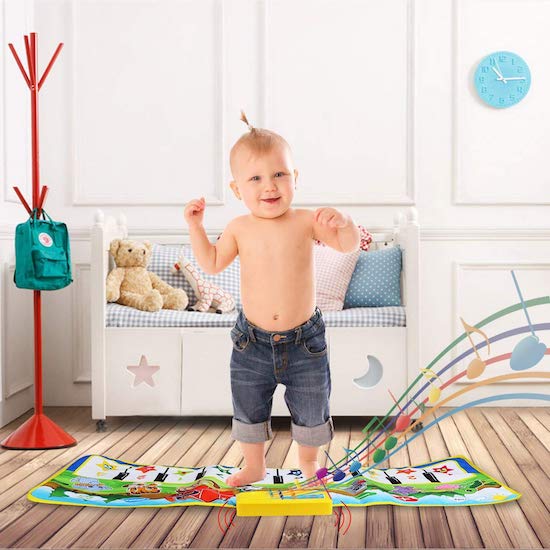 Una alfombra de juego musical barata para bebés.