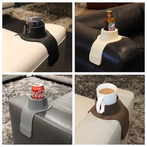 una taza barata o un soporte para tazas que se coloca sobre el reposabrazos del sofá