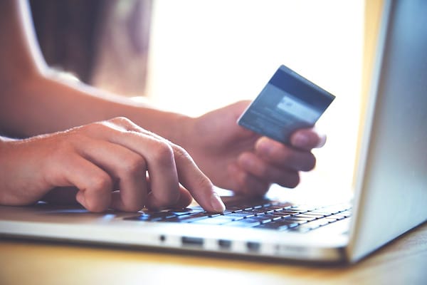 Cómo ahorrar dinero a diario: pague todas sus facturas en línea.