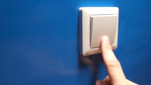 Cómo ahorrar dinero a diario: apague la luz en las habitaciones desocupadas.
