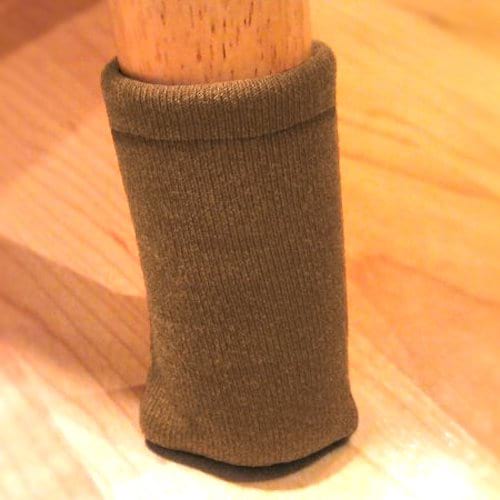 poner el calcetín en el soporte de la mesa para evitar rayar