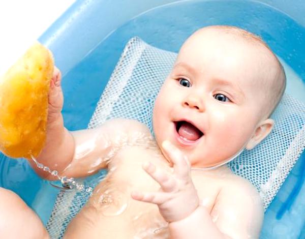 lavar al bebé suavemente con un calcetín suave