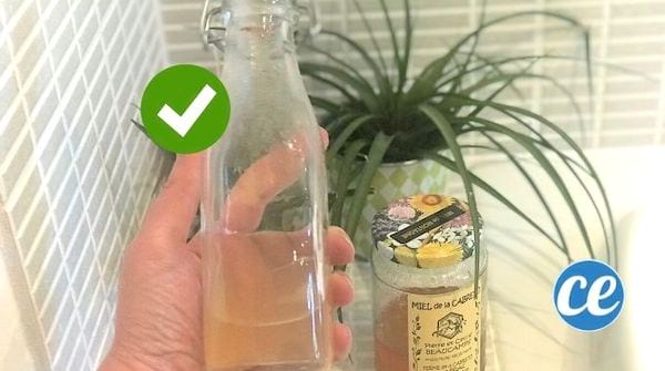 una botella pequeña de loción anticaspa casera con miel