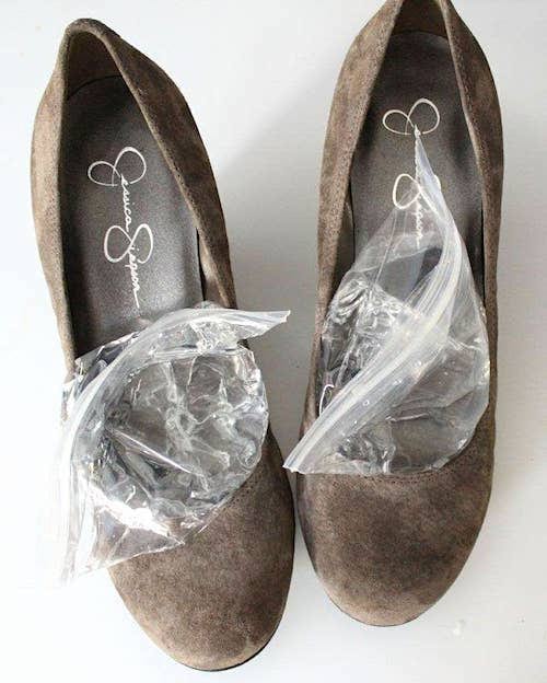 Bolsas de congelador llenas de agua dentro de un par de zapatos de tacón.