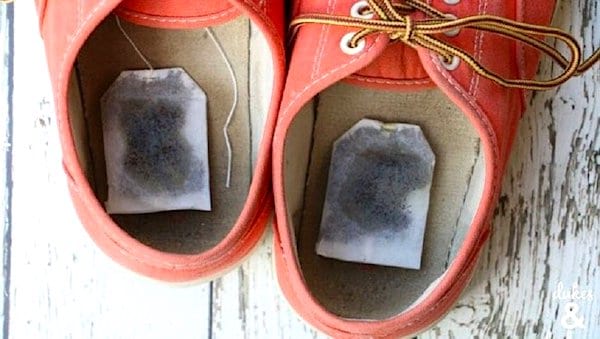 Bolsitas de té dentro de zapatos de lona.