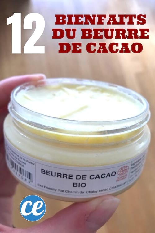 un pot de mantega de cacau orgànica blanca a la mà amb un text: 12 beneficis de la mantega de cacau