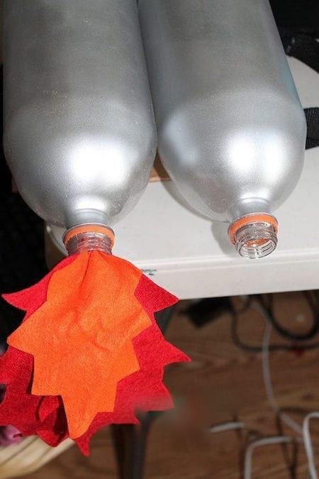 botella reciclada para hacer un disfraz de robot