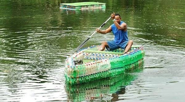 Barco fabricado con botellas recicladas