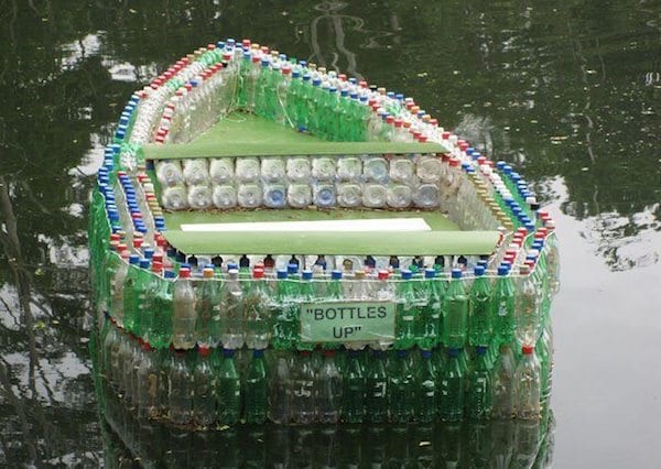 בקבוקי פלסטיק ממוחזרים בסירה