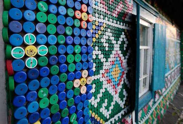 Taps d'ampolles reciclades per decorar una caseta de jardí