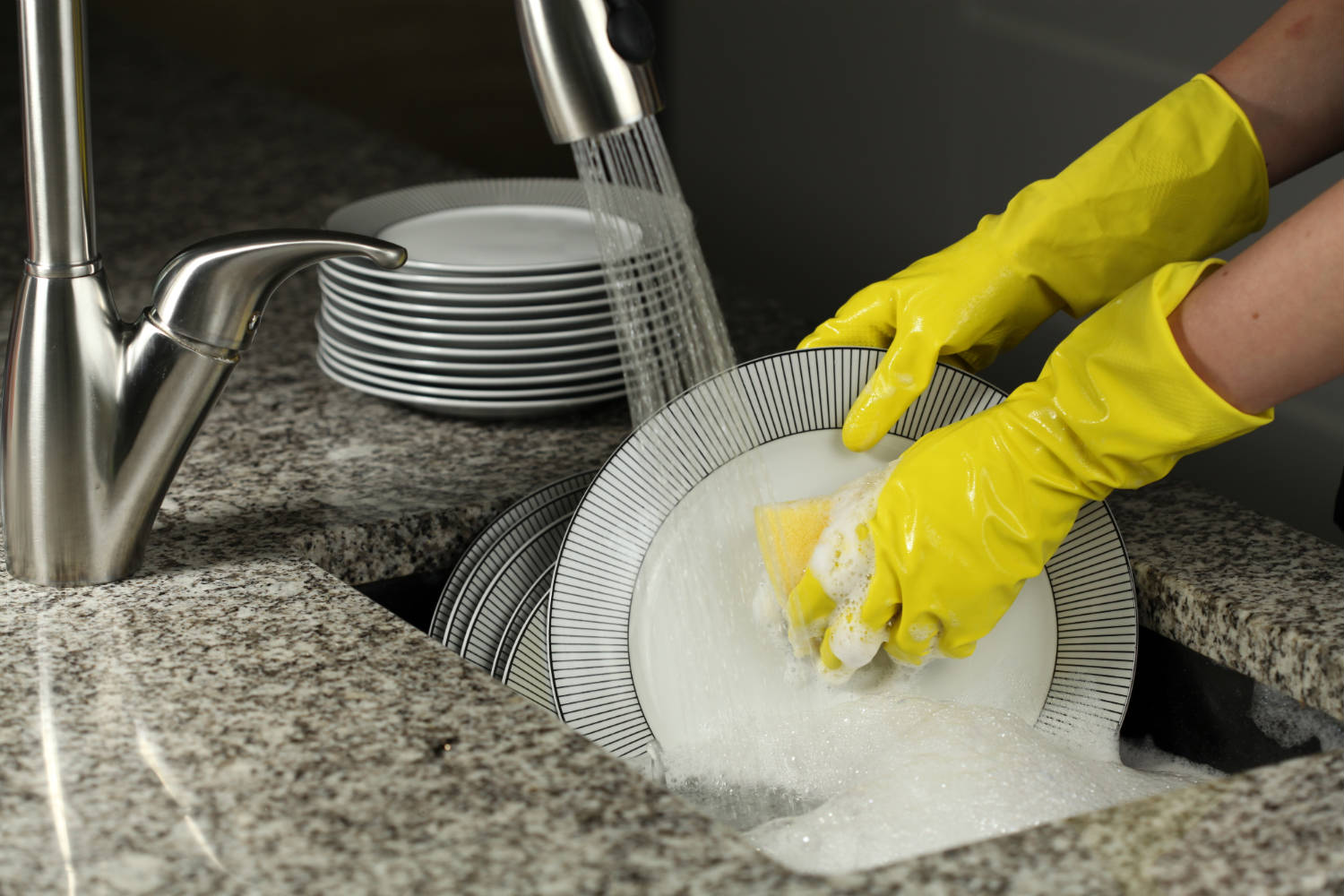 ¿Cómo lavar los platos a mano de forma económica?