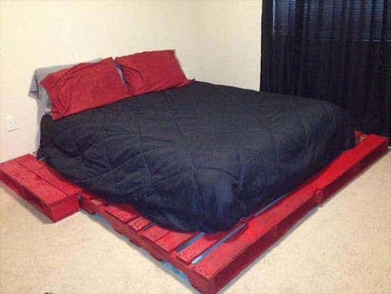 Punaseks värvitud puidust kaubaaluste voodi