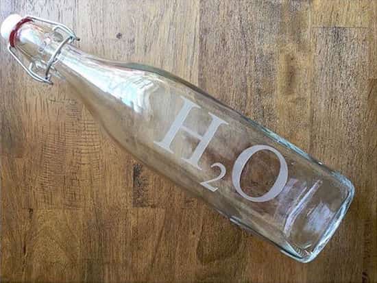 La botella de vidrio es una alternativa saludable a la botella de plástico.