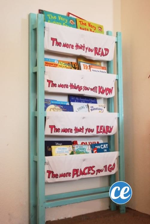 Postýlka je recyklována na knihovničku do dětského pokoje