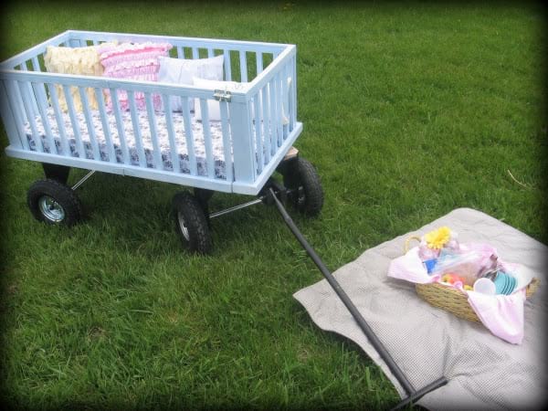 dětská postýlka přeměněná na vozík pro panenky