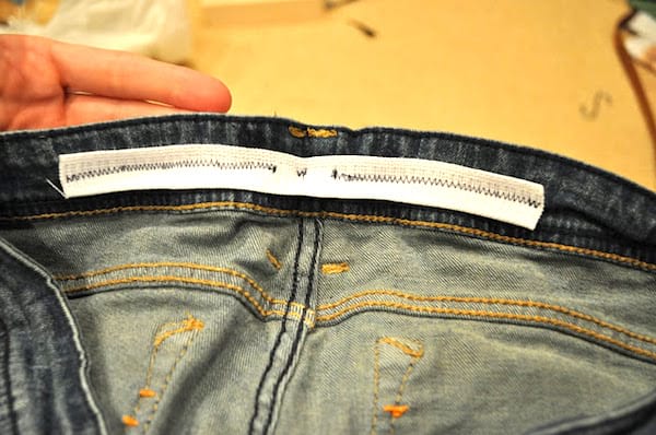 coser un elástico en la parte trasera de los jeans para adaptar la talla