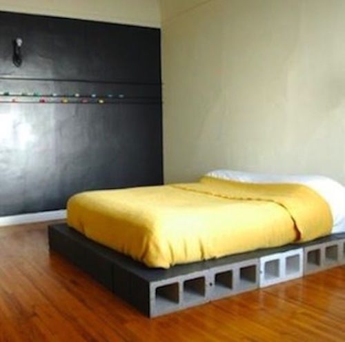 Una cama con un resorte de bloque de hormigón hecho en casa.