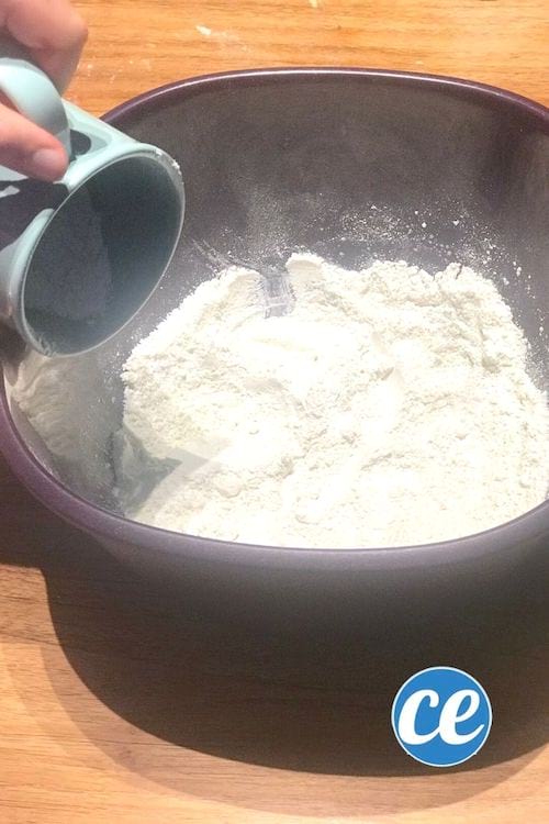 La harina se mezcla con bicarbonato de sodio para hacer plastilina.