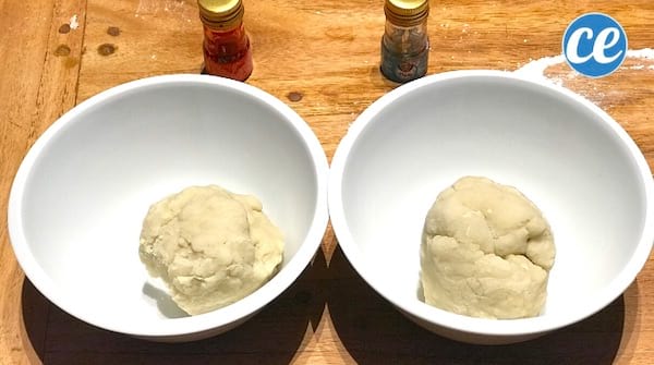 dues boles de plastilina casolana en dos bols amb colorant alimentari