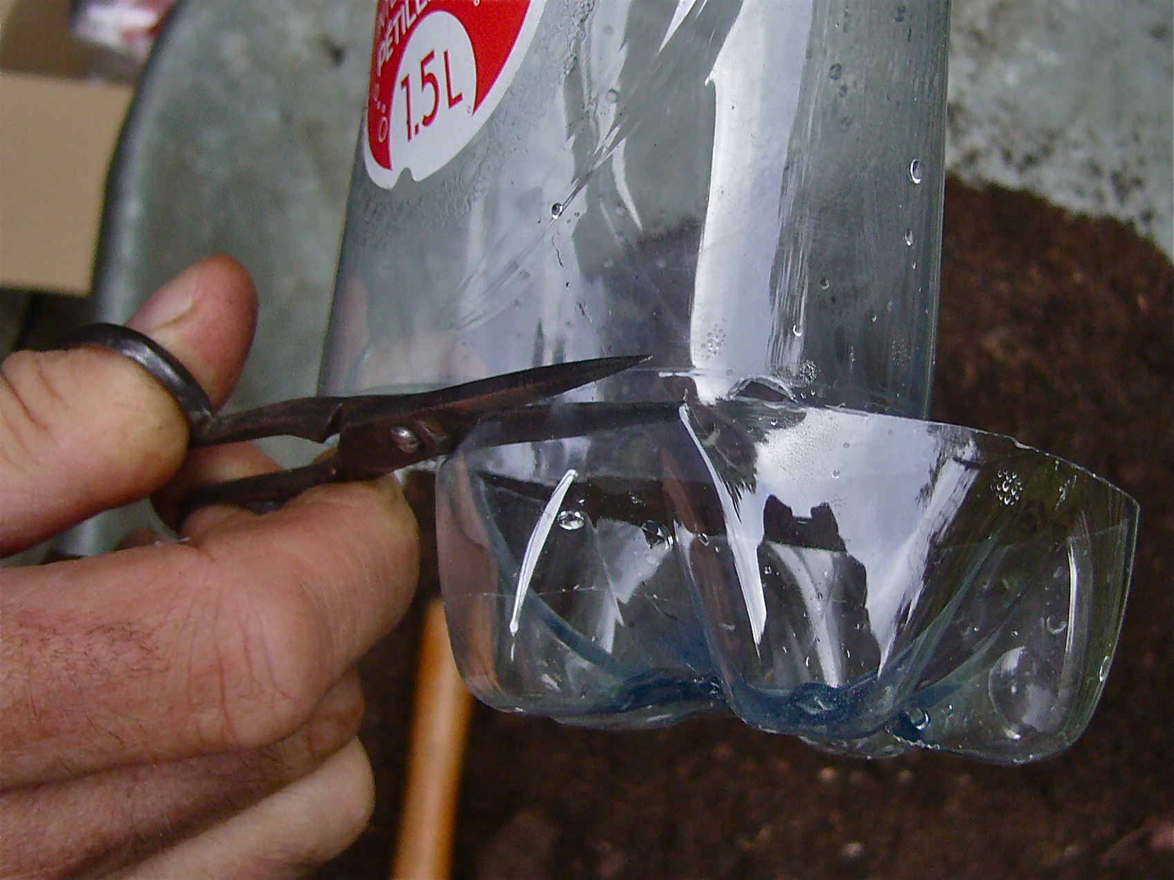 Um Fole para Churrasco Feito com 2 Garrafas de Plástico.