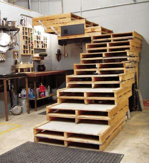 una escalera hecha de paletas