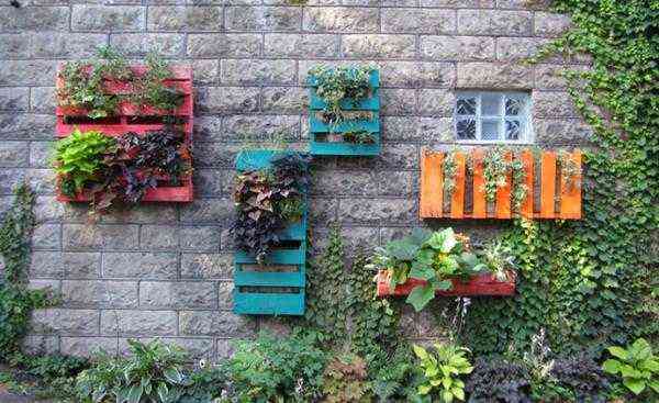 Haz un colorido jardín colgante con las paletas.