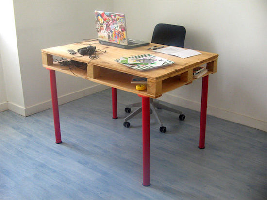 Un escritorio hecho de paletas de madera antiguas.