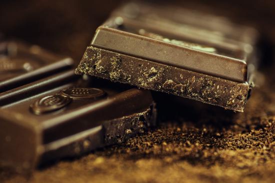 يمكن تناول الشوكولاتة لمدة تصل إلى عامين بعد تاريخ انتهاء الصلاحية.