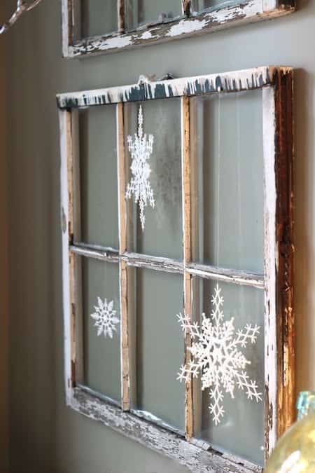 تحولت النافذة القديمة إلى زينة عيد الميلاد