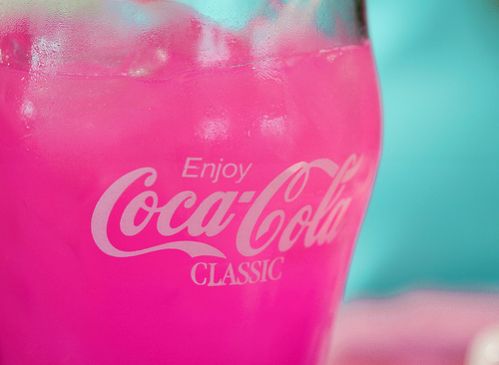 Vaso rosa neón de Coca-Cola