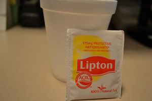Bolsa de té Lipton con taza